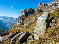 Von der Alp Uf den Büelen beim Seewli geht es ein kurzes Stück weglos zu den Ruinen, wo der blau-grün markierte Zigerweg beginnt. Er führt in leichtem auf und ab unter dem Rinderstock nach Nordwesten. Die vielen Markierungen sind teilweise verblasst, aber dennoch sehr gut sichtbar. Die Schwierigkeit wird mit T5 angegeben. : Hexensteig, Zigerweg