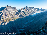 Blick über das Gasteretal zum Doldenhorn (3638 m), zur Blüemlisalpgruppe und zum Kanderfirn. : Hockenhorn, Lötschenpass