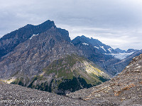 Das Hockenhorn ist ein ansehnlicher "Wander-3000er" zwischen dem Lötschen- und dem Gasteretal. Wir starten in Kandersteg, von wo uns das Gastere-Taxi nach Selden im Gasteretal fährt. Hier beginnt der 1'150 m lange Aufstieg zur Lötschenpasshütte. Bereits haben wir den Lötschegletscher erreicht, im Hintergrund winken das Doldenhorn und die Blüemlisalpkette mit dem Kanderfirn. : Hockenhorn, Lötschenpass