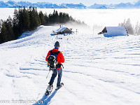 In den Wochen zuvor hat es einerseits viel geschneit, dann aber wieder auf über 2000 m geregnet. Auf dem Schnee zeigen sich deshalb Wasserrillen.