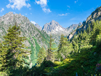 Ein sonniger, heisser Juni-Morgen, und ich bin unterwegs im Urnerland. Grossgand, Ruchälplistock und Jakobiger sind meine heutigen Ziele. Ab Intschi nehme ich die Seilbahn bis zum Arnisee, und um 7.20 Uhr geht es los. Blick ins Leutschachtal. : Jakobiger Leutschachhütte Arnisee