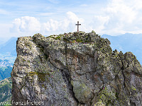 Der Gipfel des Ruchälplistocks (2475 m) wird von einem felsigen Totz gebildet. Zum Glück hat's eine Kette entlang des Risses, der von unten schräg nach oben links führt. : Jakobiger Leutschachhütte Arnisee