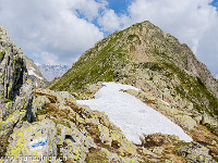 Nun naht der Jakobiger (2505 m). Die  Schwierigkeiten der ganzen Tour schätze ich auf knapp T5 ein; es ist nirgends extrem ausgesetzt und die Route ist durchgehend weiss-blau-weiss markiert. Ab der Sunniggrathütte einfach dem Wegweiser "Leidsee" folgen. : Jakobiger Leutschachhütte Arnisee