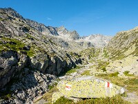 Gemächlich geht es über die Staumauer des Räterichsbodensees, dann entlang dem Bächlisbach der Bächlitalhütte SAC entgegen. : Juchlistock