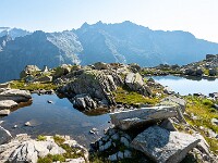 Dann geht es weglos über Granitplatten, Gras und Geröll stetig ansteigend Richtung Osten. Wenige Steinmänner lassen erkennen, dass ich auf der richtigen Spur bin. Bald erreiche ich das namenlose Seelein bei P. 2294. : Juchlistock