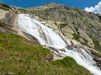 Bald gelange ich zum wilden Bach, der vom Bächlisee via Stollen unter dem Juchlistock hindurchführt, hier wieder das Licht der Sonne erblickt und sich hinab in den grünen Grimselsee ergiesst. Hätte ich nur den Tourenbeschrieb genauer gelesen: Es wird nämlich empfohlen, genau auf der anderen Seite (östlich) des Baches abzusteigen, die weniger felsdurchsetzt ist. Jä nu, alles hat ein Ende, und irgendwann stehe ich auf dem Wanderweg bei P. 1940, der zum Grimsel Hospiz führt. : Juchlistock