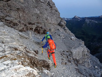 Um 4.20 Uhr marschieren wir los. Über viel loses Geröll steigen wir zum ersten Schneefeld hoch,  montieren die Steigeisen und seilen an. Wir verlassen das Schneefeld oben rechts... : Rotbrättgrat Jungfrau