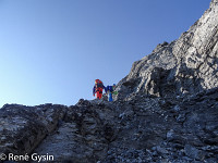 Wir sind nun auf dem Grat und folgen diesem, einzelne Stellen links in der Flanke umgehend. Irgendwann tauchen auch zwei etwas verloren dreinblickende Sicherungsstangen auf : Rotbrättgrat Jungfrau