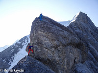 Und hier noch das ganze Fellenbergflieli. Der Name kommt übrigens vom fast-Erstbesteiger Herr von Fellenberg, der leider vor diesem Aufschwung kapitulieren und umkehren (!) musste : Rotbrättgrat Jungfrau