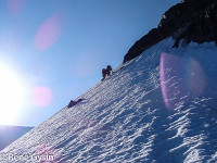 Kurz vor dem Goldenhoren (es heisst tatsächlich so) geht der Felsgrat in ein Firnfeld über, das sich immer steiler aufstellt. Die Verhältnisse sind perfekt. : Rotbrättgrat Jungfrau