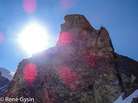 Auf der anderen Seite gehts natürlich wieder hinauf, wobei ein grimmig aussehender Gendarm recht einfach auf der linken Seite über griffigen Fels erklettert werden kann : Rotbrättgrat Jungfrau