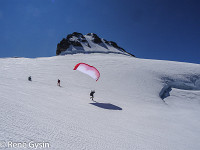 Kurz vor dem Gipfel helfen wir gerne einem "armen" Gleitschirmflieger beim Start (der ständig drehende Wind hat ihm dauernd den auf dem Gletscher ausgelegten Schirm zerzaust). Wieviele Stunden er schon geübt hat, wissen wir nicht... : Rotbrättgrat Jungfrau