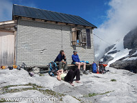 Silberhornhütte SAC (2663 m). Diese Selbstversorger-Hütte bietet 12 Plätze und ist bestens eingerichtet: Holzofen, Pfannen, Geschirr (sogar ein Abtropfsieb für unsere Spaghetti), Holz, Beil, elektrisches Licht, Duvets (!) und Getränke (Mineral, Wein) stehen für den Gast bereit : Rotbrättgrat Jungfrau