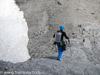 Der Aufstieg wird von Urs sogar noch rekognosziert. Gleichzeitig holt er Wasser für die Spaghetti : Rotbrättgrat Jungfrau