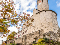 Die Burg wird von einer Stiftung unterhalten und für private Anlässe vermietet. : Jura Herbst