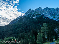 Wegen dem durchzogenen Wetter im Juli müssen wir umdisponieren: Aus einer Hochtour auf das Weisshorn wird eine tägige Klettertour auf die Kingspitze in den Engelhörnern. Ich treffe mich mit Urs um 6.30 Uhr in Meiringen; pressieren müssen wir nicht, denn am Morgen ist der Fels von den starken Regenfällen der letzten Tage noch nass, dafür drohen auch keine Gewitter am Nachmittag. Die Kingspitze ist der höchste Gipfel im Bild, etwas rechts der Bildmitte. : Kingspitz Engelhörner