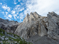 Kurz vor der Engelhornhütte biegen wir rechts ab ins Ochsental. Steil ragen die Zacken der Kingspitze und der Sattelspitzen vor uns auf. : Kingspitz Engelhörner