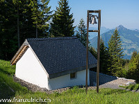 Für diese Tour nehme ich nur das Weitwinkel-Objektiv mit (10-24 mm im DX Format). Ich bin gespannt, was rauskommt... Das Bild zeigt übrigens die Kapelle bei der Haggenegg : Haggenspitz Kleiner Mythen