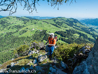 Es gibt auch mutigere, die ohne Seil unterwegs sind. Die gröbsten Kletterstellen können jedoch umgangen werden : Haggenspitz Kleiner Mythen