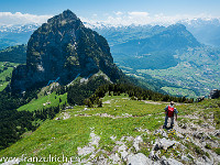 Im Abstieg Richtung Zwüschet Mythen, immer den Gross Mythen (1898 m) im Angesicht : Haggenspitz Kleiner Mythen