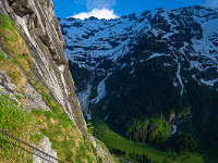 Im Zickzack führen Eisenbügel, -stifte und natürlich das Sicherungsseil die Wand hoch. : Klettersteig Fürenwand Engelberg