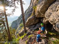 Etwa in der Wandmitte gibt's ein Bänkli für die Pause. : Klettersteig Fürenwand Engelberg