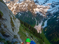 Ganz am Schluss führt eine "gwagglige" Leiter über eine leicht überhängende Felspartie und es ist nochmals energisches Zupacken gefragt. : Klettersteig Fürenwand Engelberg