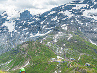 Der Start ist gemütlich: Grasschrofen wechseln sich mit einfachen Aufschwüngen ab. : Klettersteig Graustock Engelberg