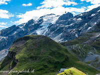 Soeben sind wir gestartet. Am unteren BIldrand ist das Berghotel Jochpass zu erkennen, darüber thront der stolze Titlis (3238 m). : Klettersteig Graustock Engelberg