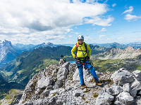Nach dem Aufschwung folgen ein Stück Bergweg, dann der leichte Gipfelgrat und schliesslich das Gipfelkreuz des Graustocks - kein 3000er, aber immerhin 2662 m hoch. : Klettersteig Graustock Engelberg