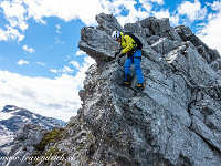 Für den Abstieg klettern wir den Gipfelgrat wieder hinunter, dann geht es über einen Bergweg zurück zum Jochpass. : Klettersteig Graustock Engelberg