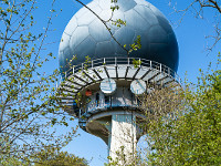 Bei der Hochwacht versteckt sich eine Radaranlage in einem riesigen Fussball. : Lägern