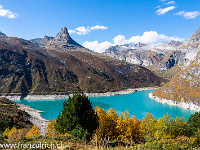 Inspiriert von einem Tourentipp zum Zervreilahorn in der Oktober-Ausgabe der "Alpen", verbringen wir ein paar Wandertage in Vals. Wir machen uns auf den Weg zur Läntahütte SAC und bald offenbart sich die formschöne Spitze des Zervreilahorns; es wird oft als Matterhorn Graubündens bezeichnet. : Zervreilahorn, Zervreilasee