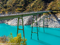 Der Hüttenaufstieg  führt zuerst entlang des Zervreilasees, wobei ein Seitenarm über eine luftige Brücke überquert wird. : Brücke, Stausee, Wasser, Zervreilasee, türkis