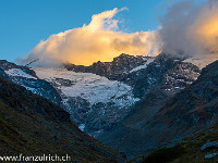 Den Abschluss der Länta bildet das Rheinwaldhorn, mit 3402 m der höchste Tessiner Gipfel (der aber auf der Grenze zu Graubünden steht). Der Gipfel wird durch eine fast perfekte Pyramide aus Schnee und Eis gebildet, die sich im Bild hinter den Wolken versteckt. : Abend, Rheinwaldhorn