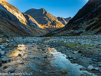 Am anderen Morgen begrüsst uns strahlendes Herbstwetter. Die Reflexionen der von der Sonne beschienen Berge im Valser Rhein haben es mir sofort angetan. : Bach, Länta, Tal