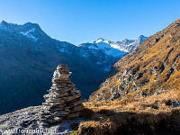 Der Aufstieg zum Soreda-Pass führt zuerst steil hinauf zu einer kleinen Aussichtskanzel, wo sich das Rheinwaldhorn nun in seiner vollen Pracht präsentiert. : Rheinwaldhorn, Steinmann