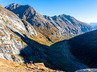 Blick hinunter zur Länta und zum Valser Rhein, im Hintergrund der Piz Scharboda und der Piz Val Nova. : Aufstieg, Bach, Länta, Tal