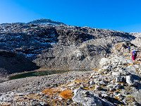 Vorbei geht es an einem in der Landkarte namenlosen Bergsee; darüber thront der Pizzo Cassinello, unser heutiges Tagesziel. : Aufstieg, Bergsee, Pizzo Cassinello