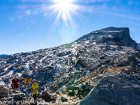 Die Länta wurde ursprünlich über den Soreda-Pass (2758 m) von der Tessiner Seite her erschlossen. Heute stellt er einen schönen Wander-Übergang dar. : Gegenlicht, Passo di Soreda, Pizzo Cassinello, Sonne, Wegweiser