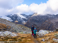 Es ist kalt und es bläst ein starker Wind. Kein Wunder, es ist ja auch Mitte Oktober. : kalt, wandern