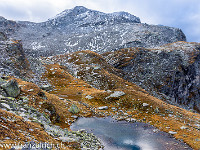 Furggeltihorn (3043 m). Kurz vor dem Furggelti biegen wir links ab und steigen weglos einen steilen Hang hoch, der uns zum Sattel zwischen Zervreilahorn und dessen südlichen Vorbau führt. : Bergsee, Furggeltihorn