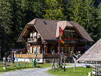 Wie eine Wächterin steht das Hotel Waldhaus Taleingang. : Lötschenpass