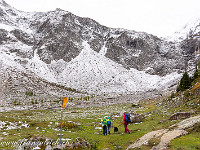 Bei der Ebene nach der Gfelalp erwartet uns der erste Schnee. : Lötschenpass