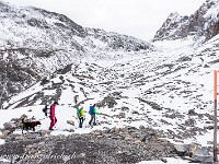 Bald haben wir den Lötschegletscher erreicht. Durch das viele Geröll kann er gut und ohne Alpinausrüstung überquert werden. : Lötschenpass