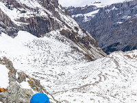 Die folgende Felsstufe ist mit Drahtseilen gesichert - mit dem Neuschnee gibt es dennoch einen alpinen Touch. : Lötschenpass