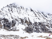 Die mächtige Ostwand des Balmhorns (3698 m): Immer wieder donnern Schnee- und Staublawinen herunter. : Lötschenpass