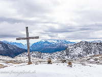 Auch im Wallis ist es bedeckt. Oft ist dieser Kamm eine Wetterscheide, mit Wolken im Norden und Sonne im Süden. : Lötschenpass