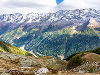 Unten die Kummenalp und das Lötschental, dahinter das Wilerhorn (rechts) und das Bietschhorn (links), das sich leider in Wolken versteckt. : Lötschenpass