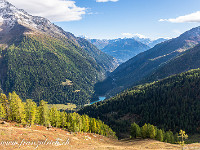 Blick zum Lötschental hinaus. Die Luftseilbahn bringt uns hinunter nach Wiler, Postauto und Zug zurück nach Kandersteg. : Lötschenpass